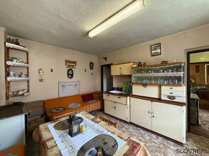 Predaj domu v Janovej Lehote - Tradičná kuchyňa v rodinnom dome s vintage nábytkom a dekoráciami.