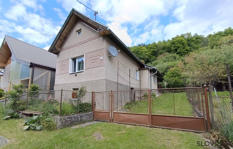 Predaj domu v Janovej Lehote - Rodinný dom v Janovej Lehote so záhradou, oplotením a vedľajšími stavbami v prírodnom prostredí.