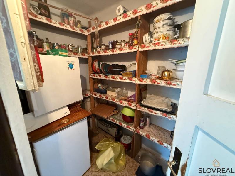 Predaj domu v Janovej Lehote - Špajza v rodinnom dome s policami a domácimi potrebami.