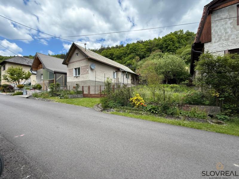 Predaj domu v Janovej Lehote - Rodinný dom v Janovej Lehote s upravenou záhradou a pokojnou ulicou.