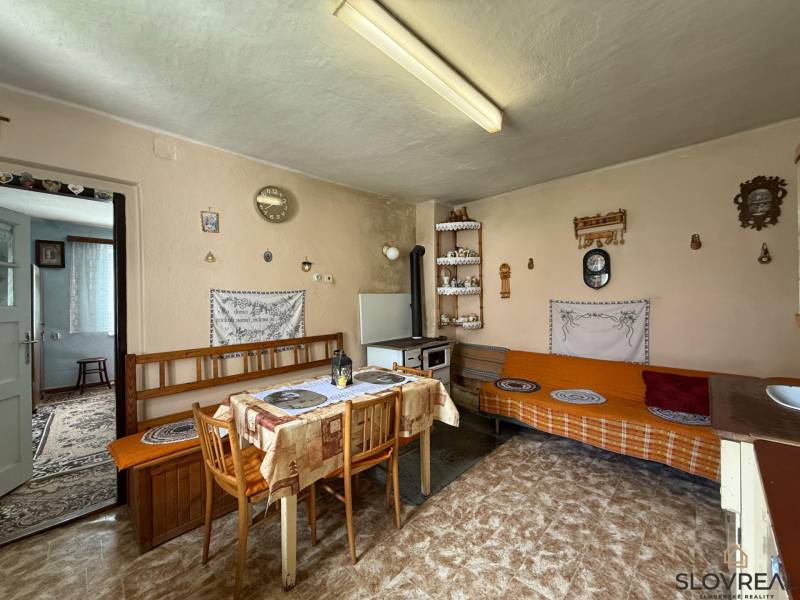Predaj domu v Janovej Lehote - Kuchyňa v rodinnom dome s klasickým nábytkom a dekoráciami.