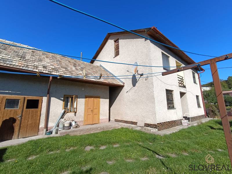 : Predaj rodinného domu s veľkým pozemkom v obci Pitelová  - Rodinný dom v Pitelovej s vedľajšou prístavbou a trávnatým dvorom.