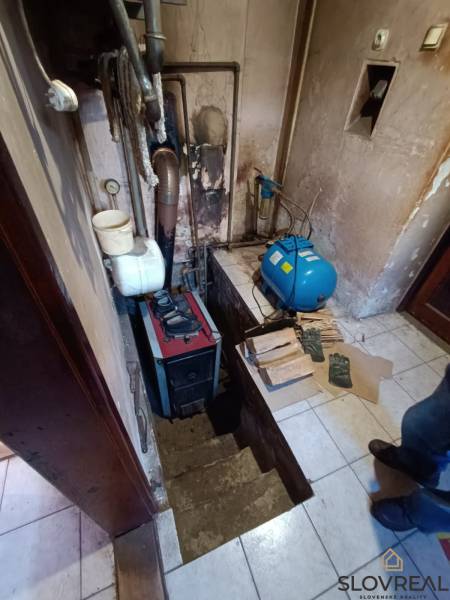 : Predaj rodinného domu s veľkým pozemkom v obci Pitelová  - Kotelňa v Rodinnom dome s kachľami a nádržou na vodu.