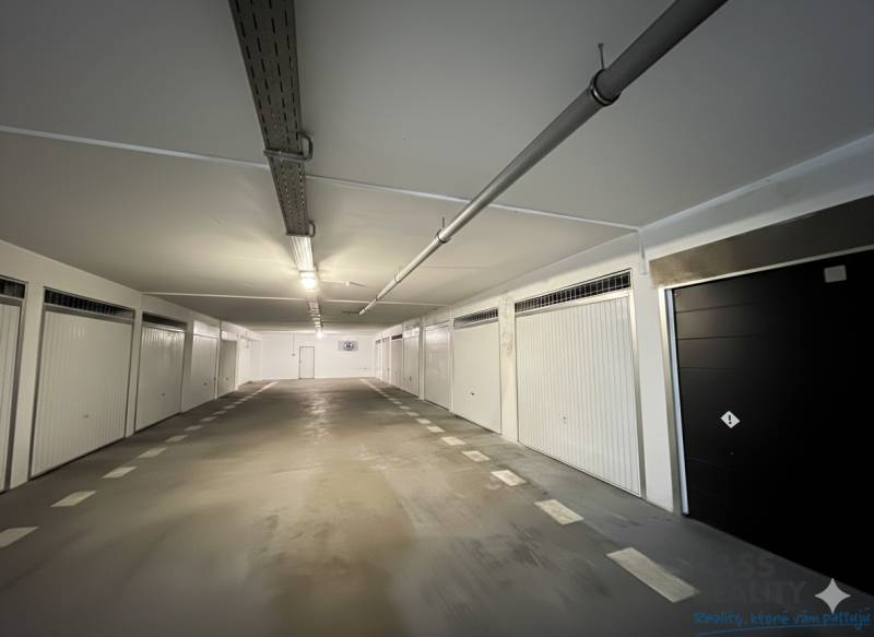 REZERVOVANÉ-PREDAJ 2 izbový byt s garážou v skvelej lokalite v Ružinov - Garáž s jednotlivými boxmi na Rezedovej ulici v Bratislave - Ružinove.