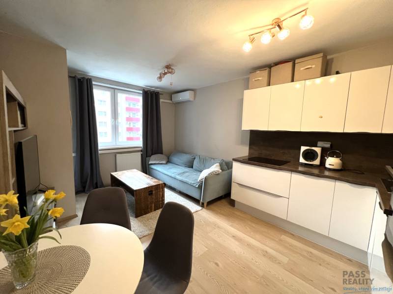 REZERVOVANÉ-PREDAJ 2 izbový byt s garážou v skvelej lokalite v Ružinov - Kuchyňa a obývačka v 2-izbovom byte s podlahou s dreveným dekorom.