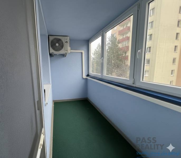 REZERVOVANÉ-PREDAJ 2 izbový byt s garážou v skvelej lokalite v Ružinov - Zasklená lodžia s klimatizáciou v 2-izbovom byte na Rezedovej ulici v Bratislave - Ružinove.