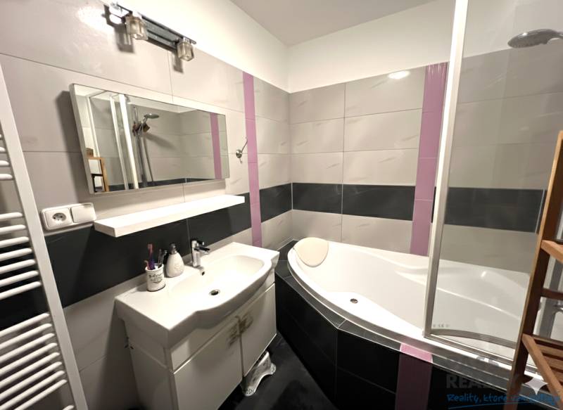 REZERVOVANÉ-PREDAJ 2 izbový byt s garážou v skvelej lokalite v Ružinov - Kúpeľňa s vaňou, umývadlom a zrkadlom v 2-izbovom byte.