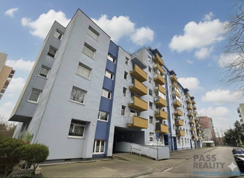 REZERVOVANÉ-PREDAJ 2 izbový byt s garážou v skvelej lokalite v Ružinov - Bytový dom na Rezedovej ulici v Bratislave - Ružinove s balkónmi.