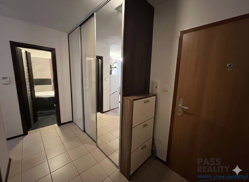 REZERVOVANÉ-PREDAJ 2 izbový byt s garážou v skvelej lokalite v Ružinov - Vstupná hala v 2-izbovom byte s dlažbou, veľkým zrkadlom a skrinkami.