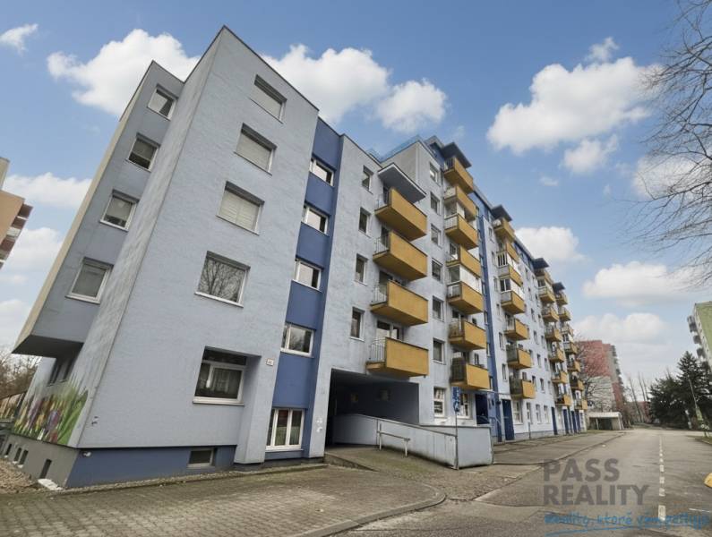 REZERVOVANÉ-PREDAJ 2 izbový byt s garážou v skvelej lokalite v Ružinov - Päťposchodový bytový dom na Rezedovej ulici v Bratislave - Ružinove s balkónmi.