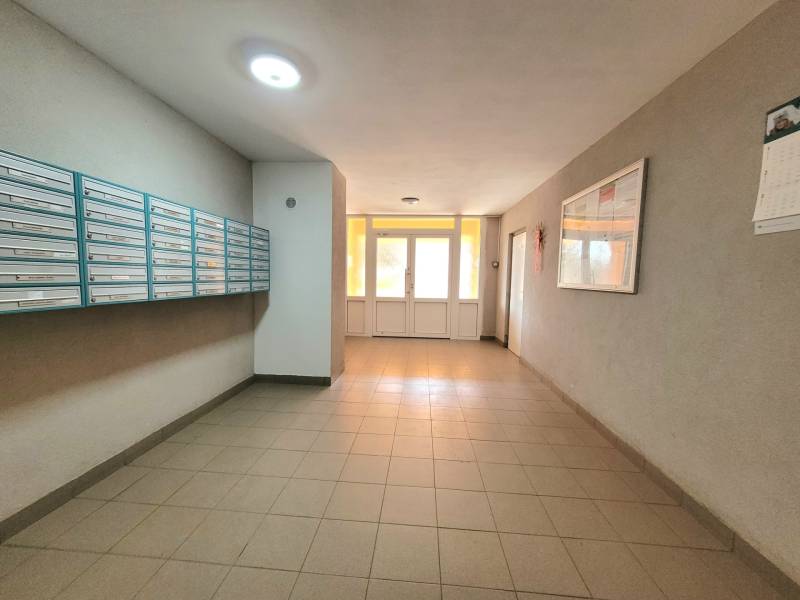 PRENÁJOM 2 izbový byt Kalinčiakova, Radvaň BB  - Vstupná hala so schránkami v bytovom dome na Kalinčiakovej ulici v Banskej Bystrici.