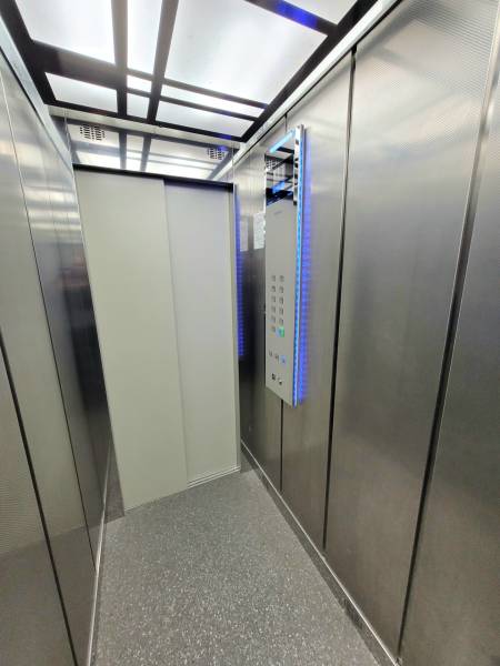 PRENÁJOM 2 izbový byt Kalinčiakova, Radvaň BB  - Kovový interiér a podlaha s dreveným dekorom v 2-izbovom byte.