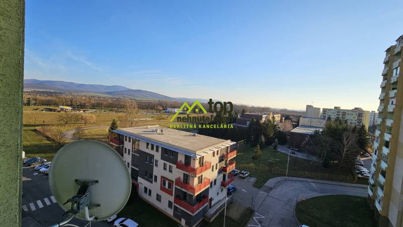 TOPOĽĆANY - zariadená garsónka na sídlisku JUH - Výhľad z garsónky v Topoľčanoch na okolie s bytovými domami a prírodou.