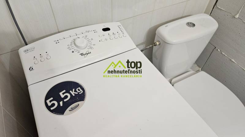 TOPOĽĆANY - zariadená garsónka na sídlisku JUH - Práčka vedľa toalety v garsónke, vhodná na každodenné použitie.