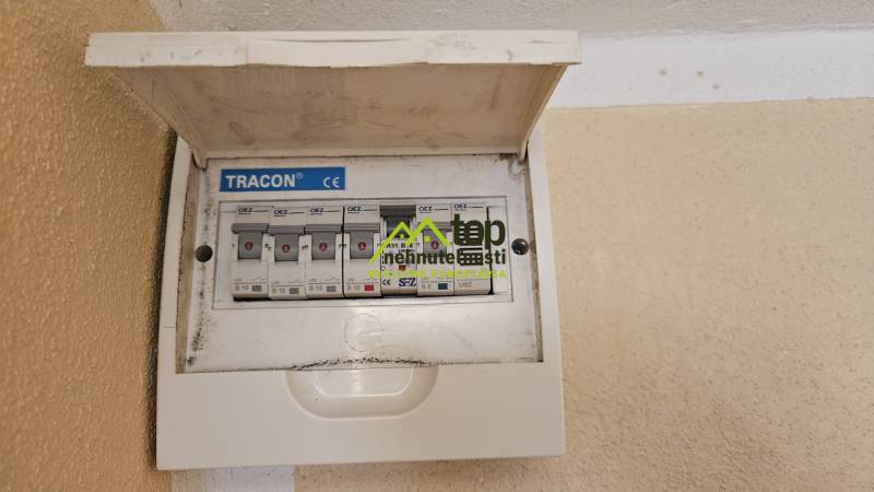 TOPOĽĆANY - zariadená garsónka na sídlisku JUH - Elektrický rozvádzač s ističmi v Garsónke, namontovaný na stene s krytom.