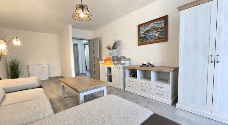 Moderný 2-izbový byt po rekonštrukcii v srdci Zlatého potoka - Zvolen - Obývačka v 2-izbovom byte so svetlým nábytkom a podlahou s dreveným dekorom.