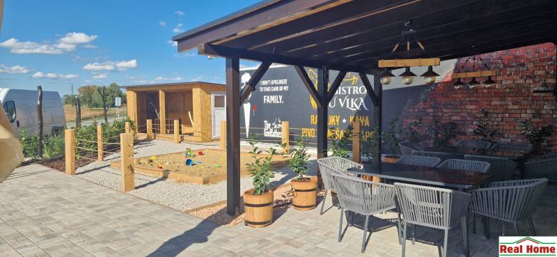 Prenájom kaviarne  v obci Nová Dedinka pri Senci - Exteriér v Novej Dedinke s gastro priestormi, terasou a detským ihriskom.