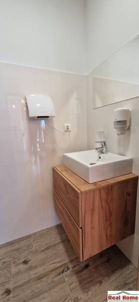 Prenájom kaviarne  v obci Nová Dedinka pri Senci - Kúpeľňa s umývadlom a skrinkou s dreveným dekorom v gastro priestoroch.