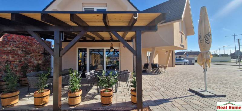 Prenájom kaviarne  v obci Nová Dedinka pri Senci - Gastro priestory v Novej Dedinke s pergolou, kvetináčmi a vonkajším posedením na dlažbe.