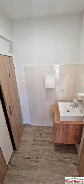 Prenájom kaviarne  v obci Nová Dedinka pri Senci - Kúpeľňa s umývadlom a podlahou s dreveným dekorom v Gastro priestoroch.