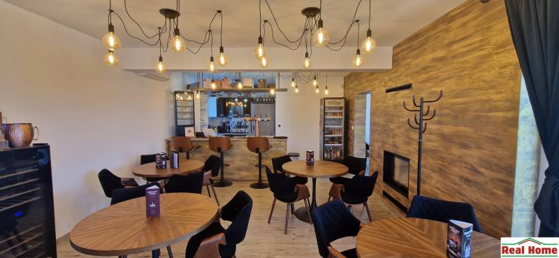 Prenájom kaviarne  v obci Nová Dedinka pri Senci - Gastro priestory s podlahou s dreveným dekorom a závesnými žiarovkami.