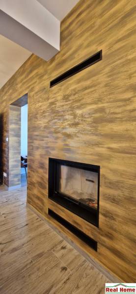 Prenájom kaviarne  v obci Nová Dedinka pri Senci - Interiér gastro priestorov s krbom a podlahou s dreveným dekorom.