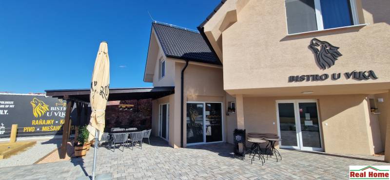 Prenájom kaviarne  v obci Nová Dedinka pri Senci - Exteriér gastro priestorov v Novej Dedinke s terasou a moderným dizajnom.