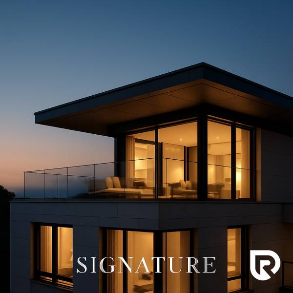 Panoramatická mezonetová rezidencia s terasami – Staré Mesto - Večerný pohľad na presklený balkón viac ako 5-izbového bytu v Bratislave - Starom Meste.