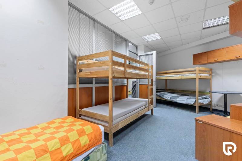 Kancelárie-Showroom 357 m², Zadunajská cesta, Petržalka, BA - Interiér obchodných priestorov s poschodovými posteľami a úložnými skriňami.