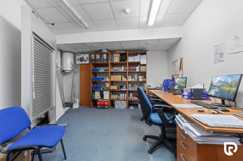 Kancelárie-Showroom 357 m², Zadunajská cesta, Petržalka, BA - Kancelársky priestor s pracovnými stolmi, počítačmi a regálmi na dokumenty a zásoby.