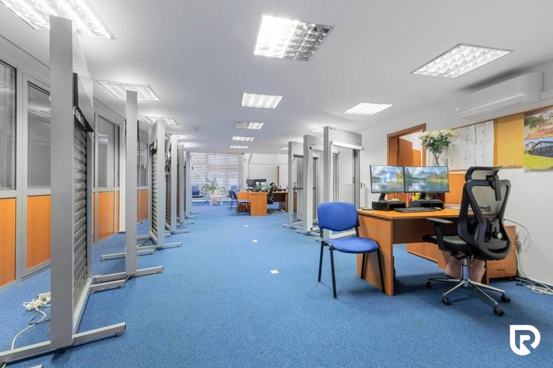 Kancelárie-Showroom 357 m², Zadunajská cesta, Petržalka, BA - Kancelária s modrým kobercom, kancelárskym nábytkom a pracovnými miestami.