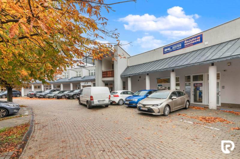 Kancelárie-Showroom 357 m², Zadunajská cesta, Petržalka, BA - Jeseň pred kanceláriami na Zadunajskej v Bratislave, Petržalke so zaparkovanými autami.