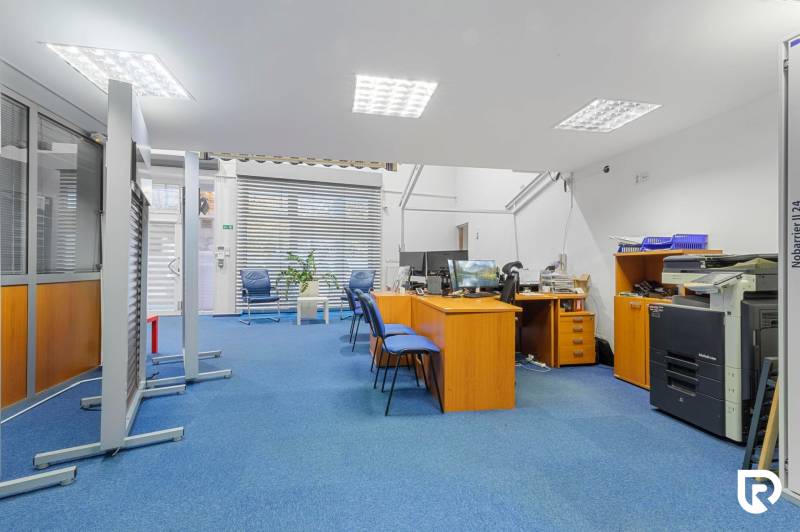 Kancelárie-Showroom 357 m², Zadunajská cesta, Petržalka, BA - Obchodné priestory s modrým kobercom, kancelárskym nábytkom a veľkými oknami so žalúziami.