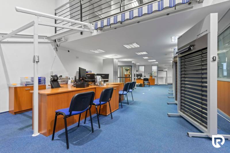 Kancelárie-Showroom 357 m², Zadunajská cesta, Petržalka, BA - Interiér obchodných priestorov s modrým kobercom a drevenými stolmi.