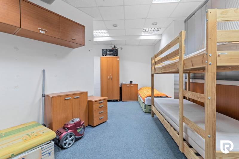 Kancelárie-Showroom 357 m², Zadunajská cesta, Petržalka, BA - Interiér obchodného priestoru s poschodovou posteľou a dreveným nábytkom na koberci.