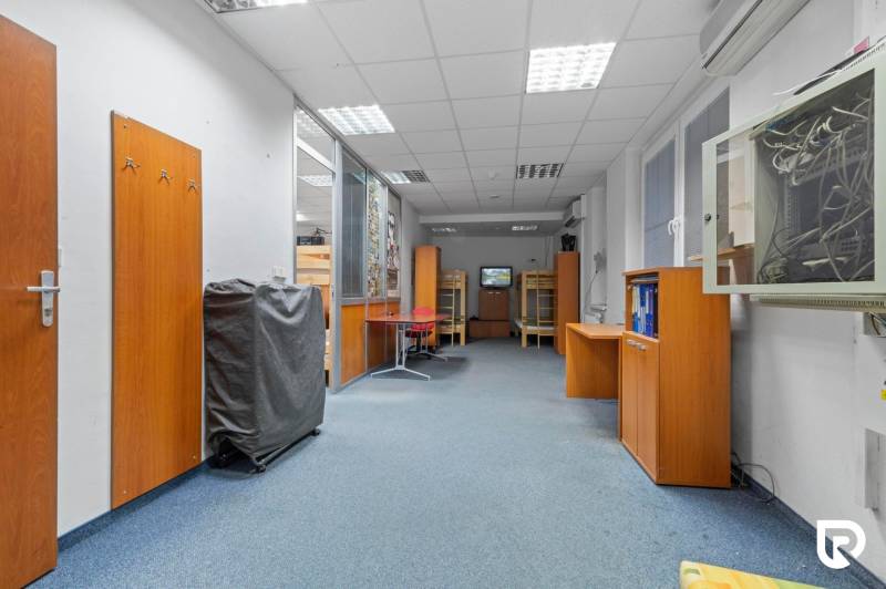 Kancelárie-Showroom 357 m², Zadunajská cesta, Petržalka, BA - Obchodné priestory s kobercovou podlahou, kancelárskym nábytkom a zloženým vybavením na Zadunajskej ulici.