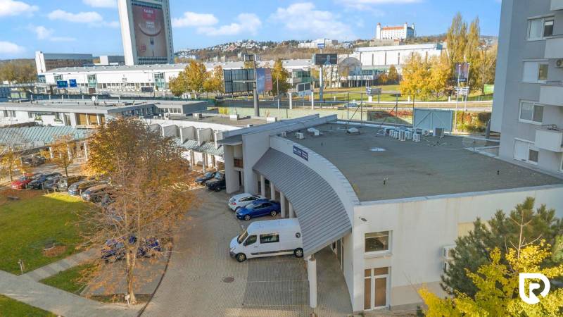 Kancelárie-Showroom 357 m², Zadunajská cesta, Petržalka, BA - Obchodné priestory na Zadunajskej ulici v Bratislave - Petržalke, s výhľadom na Bratislavský hrad.