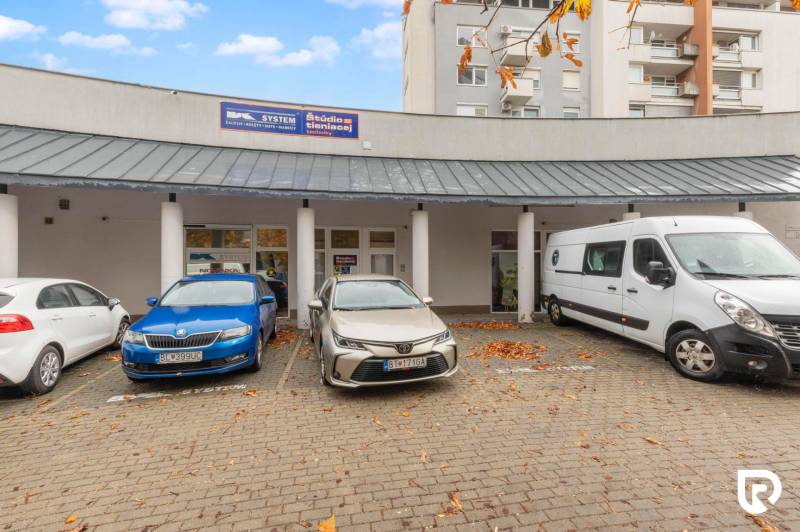 Kancelárie-Showroom 357 m², Zadunajská cesta, Petržalka, BA - Obchodné priestory na Zadunajskej ulici v Bratislave - Petržalke s parkoviskom pred budovou.