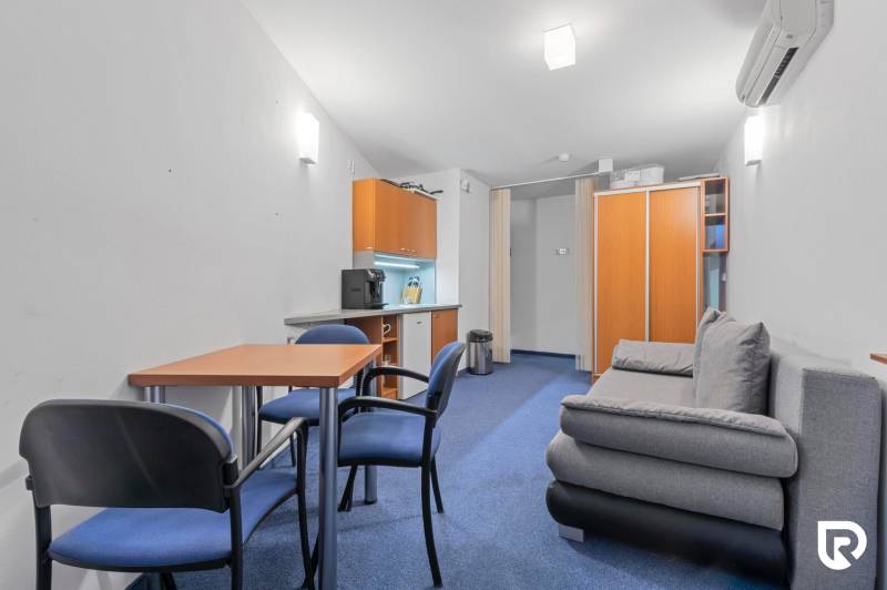 Kancelárie-Showroom 357 m², Zadunajská cesta, Petržalka, BA - Obchodné priestory s posedením, modrým kobercom, stolom, stoličkami a gaučom.