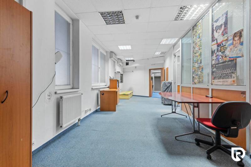 Kancelárie-Showroom 357 m², Zadunajská cesta, Petržalka, BA - Kancelárie s modrým kobercom, nábytkom a dekoráciami na stenách.