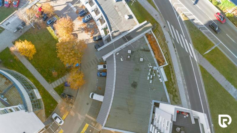 Kancelárie-Showroom 357 m², Zadunajská cesta, Petržalka, BA - Letecký pohľad na obchodné priestory, parkovisko a zeleň v Bratislave na Zadunajskej ulici.