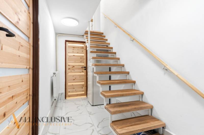 NADŠTANDARDNÁ REKREAČNÁ CHATA | DUCHONKA  - Interiér chaty s drevenými schodmi a podlahou s dreveným dekorom.