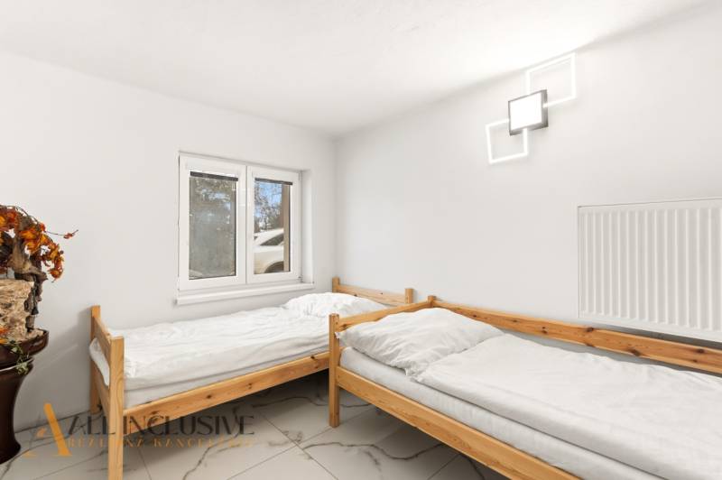 NADŠTANDARDNÁ REKREAČNÁ CHATA | DUCHONKA  - Dve jednolôžkové postele s bielymi perinami v útulnej miestnosti v Chate.