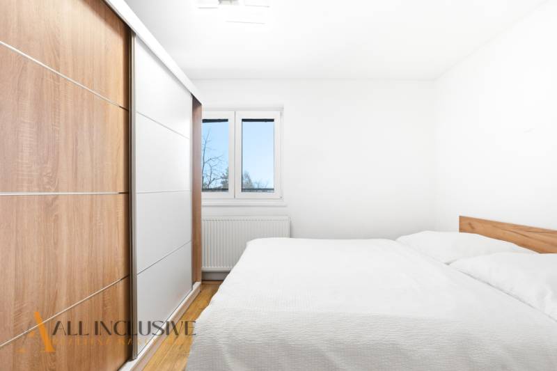 NADŠTANDARDNÁ REKREAČNÁ CHATA | DUCHONKA  - Svetlá izba v Chate s veľkou posteľou, šatníkovou skriňou a podlahou s dreveným dekorom.