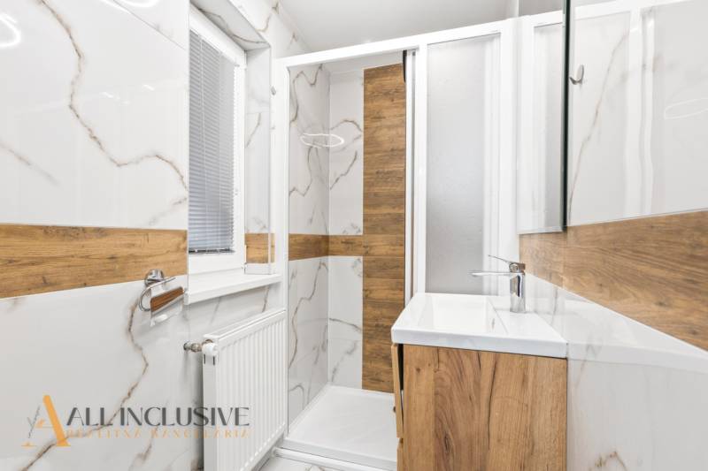 NADŠTANDARDNÁ REKREAČNÁ CHATA | DUCHONKA  - Kúpeľňa s dekorom dreva, sprchovým kútom a umývadlom v Chate na Duchonke.