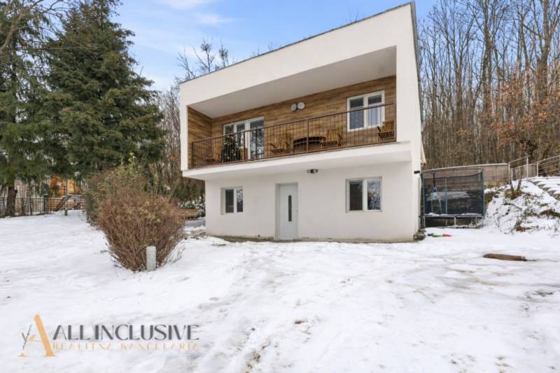 NADŠTANDARDNÁ REKREAČNÁ CHATA | DUCHONKA  - Chata na Duchonke v Prašiciach, zasnežený dvor, terasa s dreveným nábytkom.