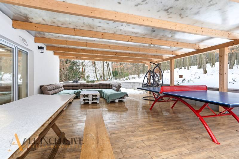 NADŠTANDARDNÁ REKREAČNÁ CHATA | DUCHONKA  - Terasa pri chate na ulici Duchonka v Prašiciach má pohodlné sedenie a pingpongový stôl.