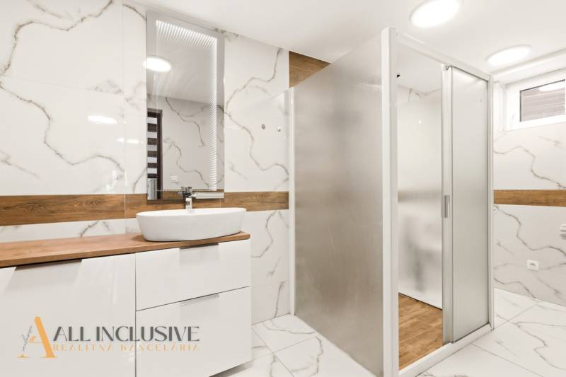 NADŠTANDARDNÁ REKREAČNÁ CHATA | DUCHONKA  - Kúpeľňa v chate s umývadlom a sprchovacím kútom, mramorové obklady na stenách.