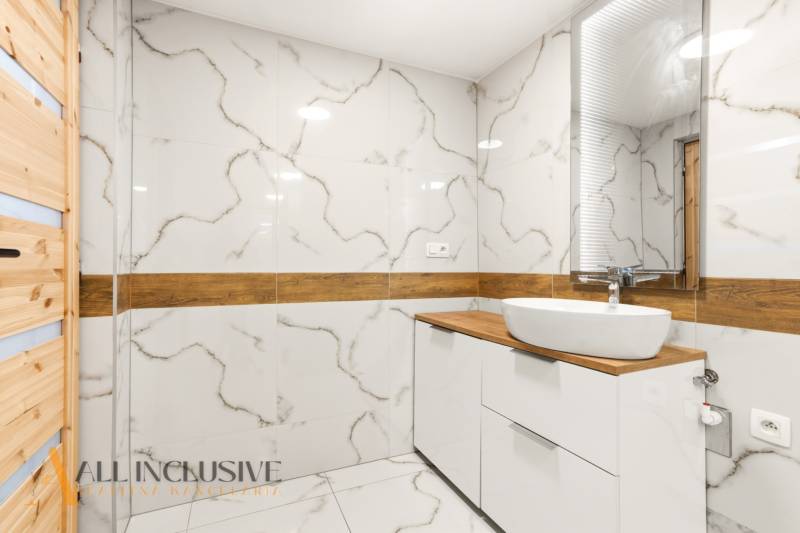 NADŠTANDARDNÁ REKREAČNÁ CHATA | DUCHONKA  - Kúpeľňa v chate s mramorovými dlaždicami a umývadlom na drevenom povrchu.