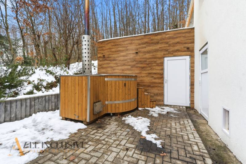 NADŠTANDARDNÁ REKREAČNÁ CHATA | DUCHONKA  - Drevená vírivka pred chatou na Duchonke v Prašiciach obklopená zasneženou prírodou.